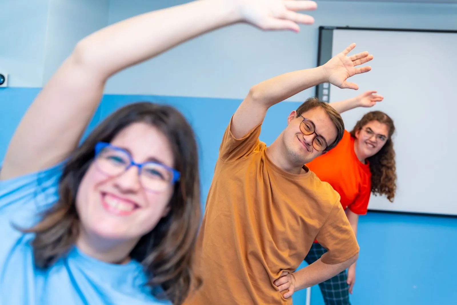 Adaptive fitness class in Arizona, smiling and stretching together in a bright, welcoming group setting.