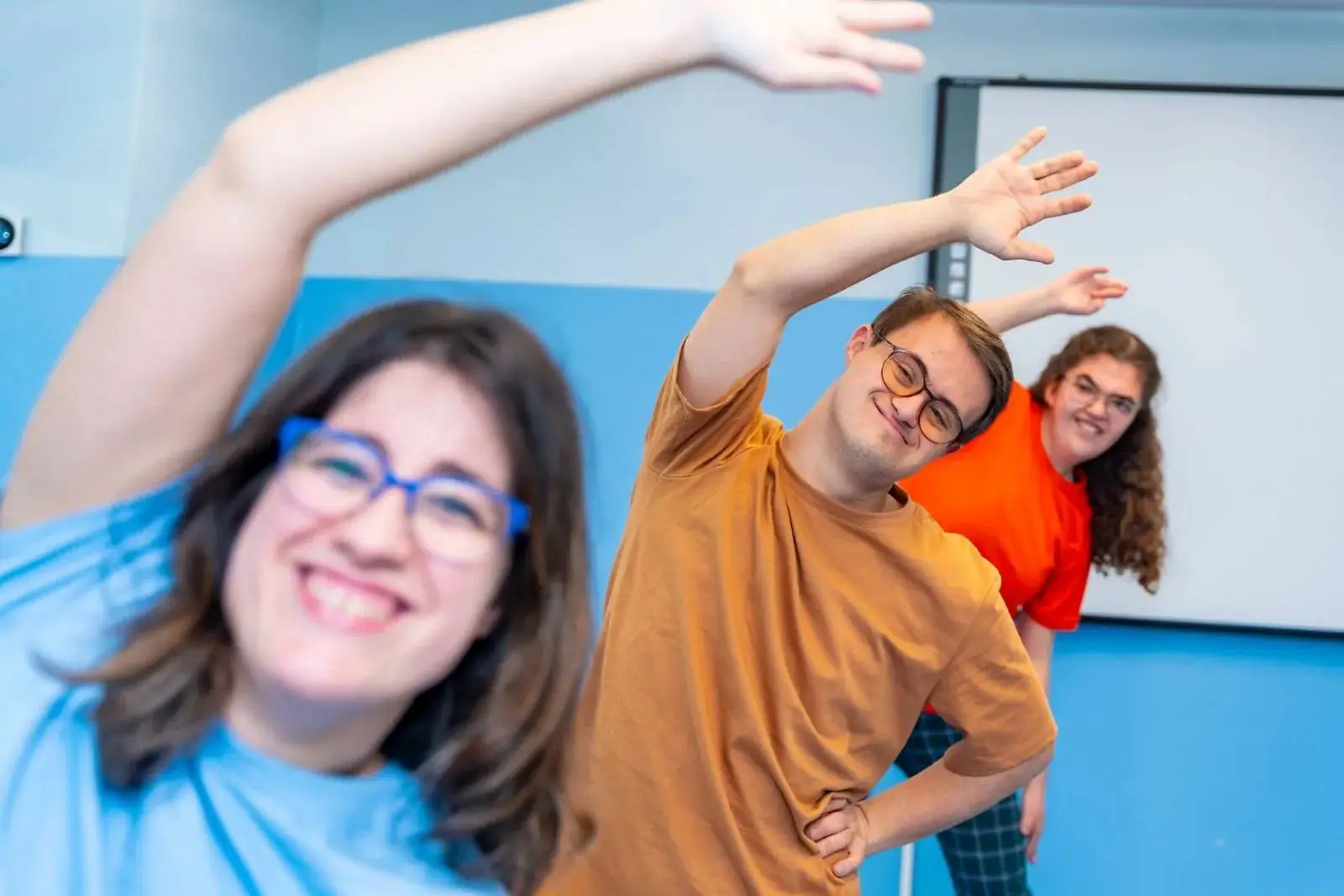 Adaptive fitness class in Arizona, smiling and stretching together in a bright, welcoming group setting.